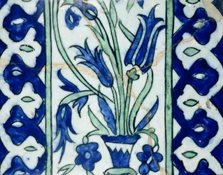 Isnik flise med en vase med blomster og border (lertøj med farvet underglasur)