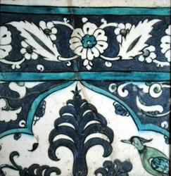 Iznik flise med blomsterdesign og kant (lertøj med farvet underglasur)