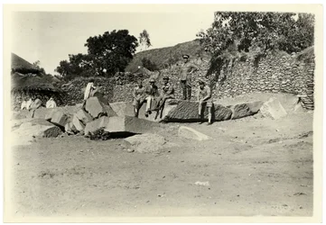 Arkæolog Ugo Monneret de Villard med nogle italienske soldater, der sidder på en ødelagt stele, Axum, Etiopien, foto af Ugo Monneret de Villard