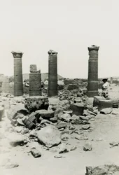 Søjler og ruiner af et tempel i den store indhegning, Musawwarat es Sufra, Sudan, foto af Ugo Monneret de Villard