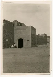 Østporten og tårnet i Simeon-klosteret, Aswan, Egypten, foto af Ugo Monneret de Villard