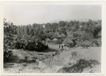 Etiopisk landsby med cirkulære, stråtækte huse, Axum, Etiopien, foto af Ugo Monneret de Villard