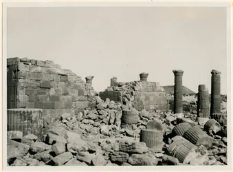 Den store indhegning, udsigt til vægge og søjler i det store tempel, Musawwarat es Sufra, Sudan, foto af Ugo Monneret de Villard