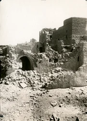 Stort tårn (qasr) i Sankt Simeons kloster, Aswan, Egypten, foto af Ugo Monneret de Villard