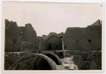 Stort tårn (qasr) i Sankt Simeons kloster, Aswan, Egypten, foto af Ugo Monneret de Villard