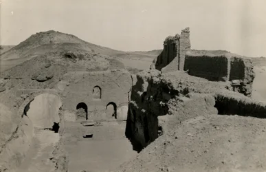 Simeon-klostrets store borgtårn (qasr), udsigt over gangen før udgravningen, Aswan, Egypten, foto af Ugo Monneret de Villard