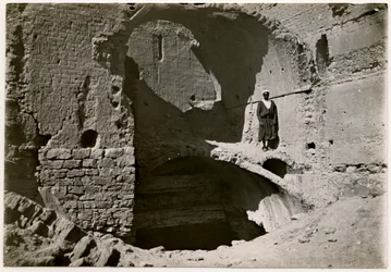 Stort tårn (qasr) i kloster, Aswan, Egypten, foto af Ugo Monneret de Villard