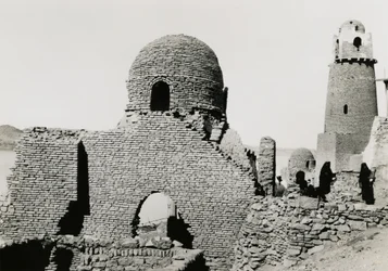 Minaret af al-Mashhad al-Bahari og ruiner af moské, nær Aswan, Egypten, foto af Ugo Monneret de Villard