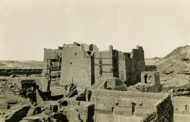Simeon-klosteret under restaurering, Aswan, Egypten, foto af Ugo Monneret de Villard