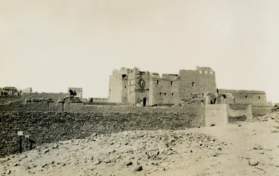Simeons kloster, set udefra fra øst, Aswan, Egypten, foto af Ugo Monneret de Villard