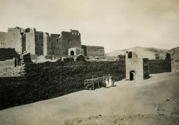 Simeons kloster, set udefra med den østlige mur, Aswan, Egypten, foto af Ugo Monneret de Villard