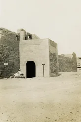 Simeon-klosteret, udsigt over porten og det orientalske tårn, Aswan, Egypten, foto af Ugo Monneret de Villard
