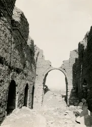 Ruiner af kirke nær Nilo-floden, udsigt til det indre, Adendan, Egypten, foto af Ugo Monneret de Villard