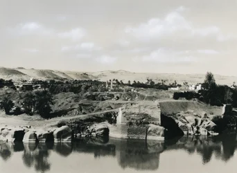 Udsigt over øen Elephantine med Nilen, Egypten, foto af Ugo Monneret de Villard