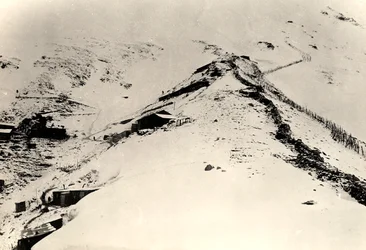 Skyttegrave og hegn på skråningerne af Monte Nero under Første Verdenskrig