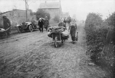 En britisk soldat hjælper en kvinde med at vende tilbage til hendes landsby, Frankrig, 1918