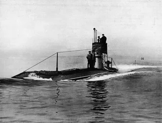 En britisk ubåd, der løber på vandoverfladen, 1914