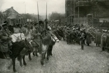 En kosakpatrulje og russisk infanteri, 1919.