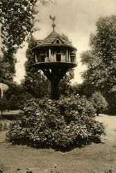 En dueslag - i haven hos Dowager Marchioness of Bute, St. Johns Lodge, Regents Park, 1920.