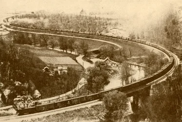 Et gigantisk godstog på 54 varevogne trukket af én motor, Chicago og North West Railway, 193