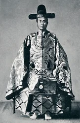 En japansk hofadel i gammel dragt, 1902