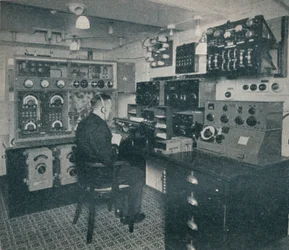 En trådløs Marconi-operatør, der modtager trådløse beskeder, da Storbritanniens kejserinde krydser Atlanten