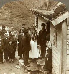 Et Nordfjord brudepar med gæster og forældre ved husdøren, Brigsdal, Norge, c1905.