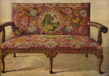 En Queen Anne-sofa betrukket i Petit Point, c1900, 1936