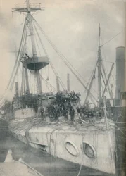 En Bjærgningstriumf. Krydseren Gladiator, støttet af bjærgningsslæbebåde, 1908, 1936