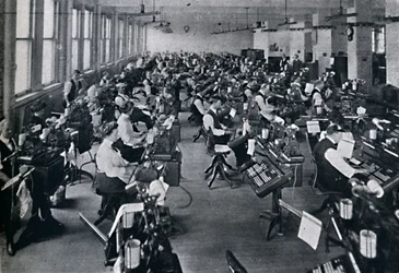 En visning af det største batteri af komponerende maskiner i verden, 1916