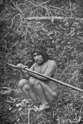 En Yaghan, der fæstner hovedet af sin harpun til skaftet, 1911