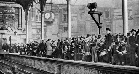 En folkefest, der venter på et tog til Margate, London, 1926-1927