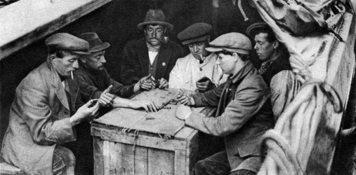 En pram og hans kammerater spiller domino i lastrummet på en kanalbåd, 1926-1927