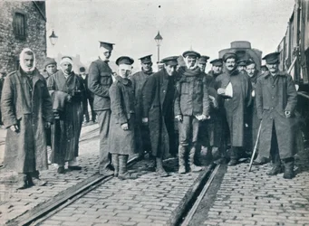 Et parti Neuve Chapelle såret på en fransk jernbanestation, 1915