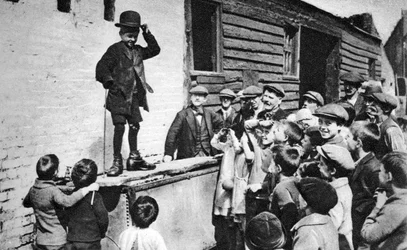 En spirende Charlie Chaplin-beundrer, østenden af London, 1926-1927