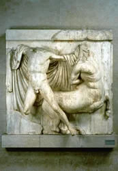 En kamp mellem en menneskelig Lapith og en Kentaur, metope fra Parthenon, c440 f.Kr.