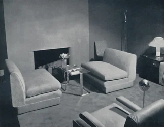 En gruppe ved pejsen i en stue designet af Russel Wright, 1935
