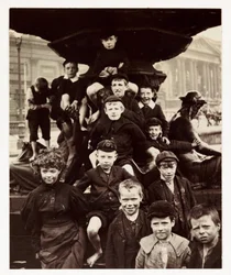 En gruppe børn foran Steble-fontænen, Liverpool, taget af en ukendt fotograf omkring 1905