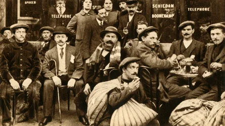 En gruppe flygtningefeltarbejdere på en café i Paris, Første Verdenskrig, 1914-1918, 1933.