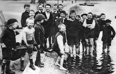 En gruppe sommerpadlere i Serpentine, London, 1926-1927