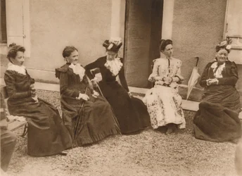 En gruppe kvinder taler, 1937