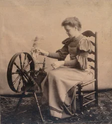 En dame ved et snurrende hjul c1900