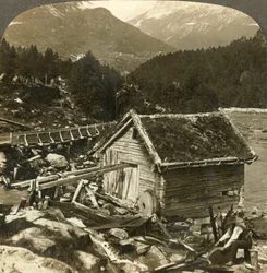 En tømmermølle og en vandhjulsslibesten ved Stalheims-elven, Naerodal, Norge, c1905.