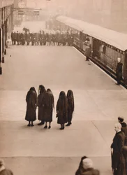 En enlig gruppe kongelige sørgende: Queen Mary med Princess Royal, 1936.