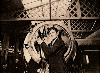 En metalarbejder med automatisk boremaskine, der fjerner et motorhus, 1940