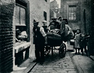 En flytning i Slumopolis, London, c1901 1901
