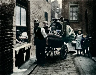 En flytning i Slumopolis, London, c1901 1901