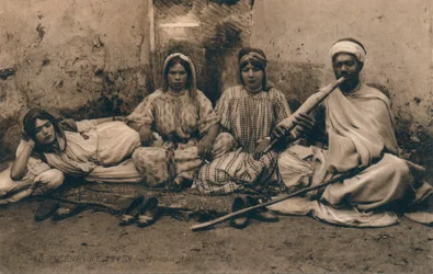 Et fotografi af traditionelle arabiske mennesker, c1909