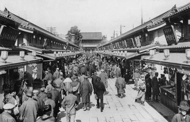 En række butikker i Asakusa, Tokyo, det 20. århundrede