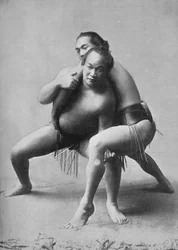 En sumobrydningskamp mellem et par japanske professionelle, 1902